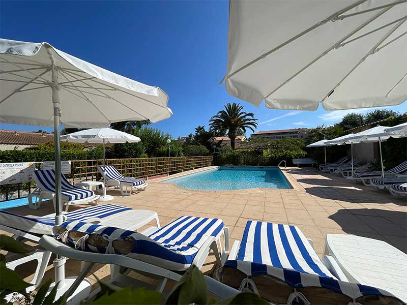 Piscine4-le-rateau-bavoir