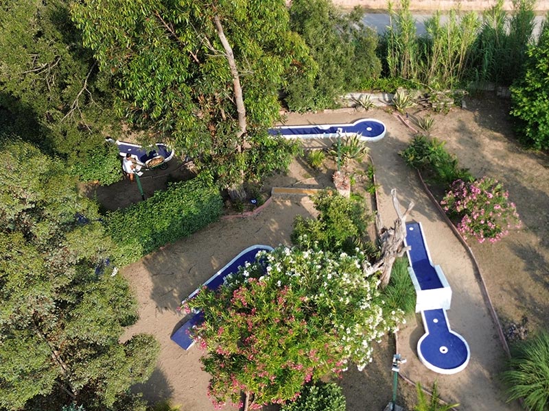 Prise de vue drone du mini golf de la résidence Le rateau bavoir à Calvi